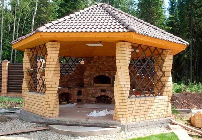 Кирпичная беседка с барбекю